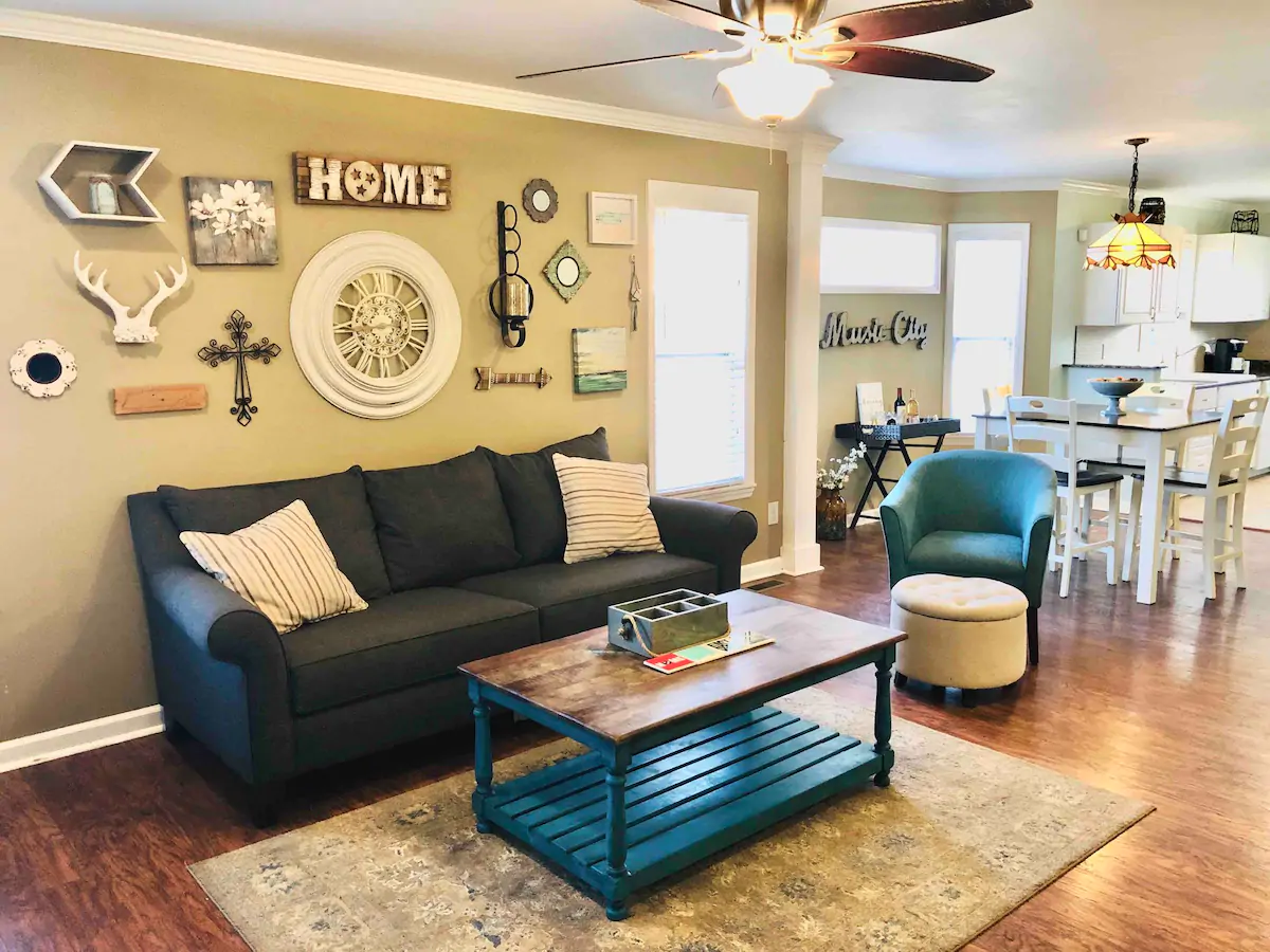 Cozy cottage Airbnb in Nashville