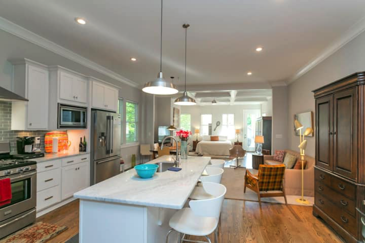 15 Best Airbnbs In Nashville (Tiny Houses, Downtown Apartments, & More