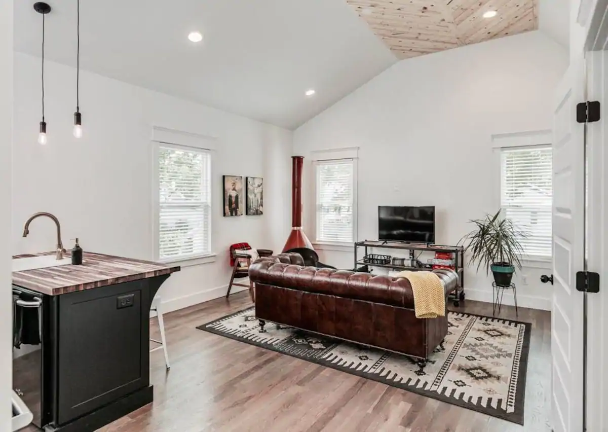 Living room of an Airbnb in Nashville