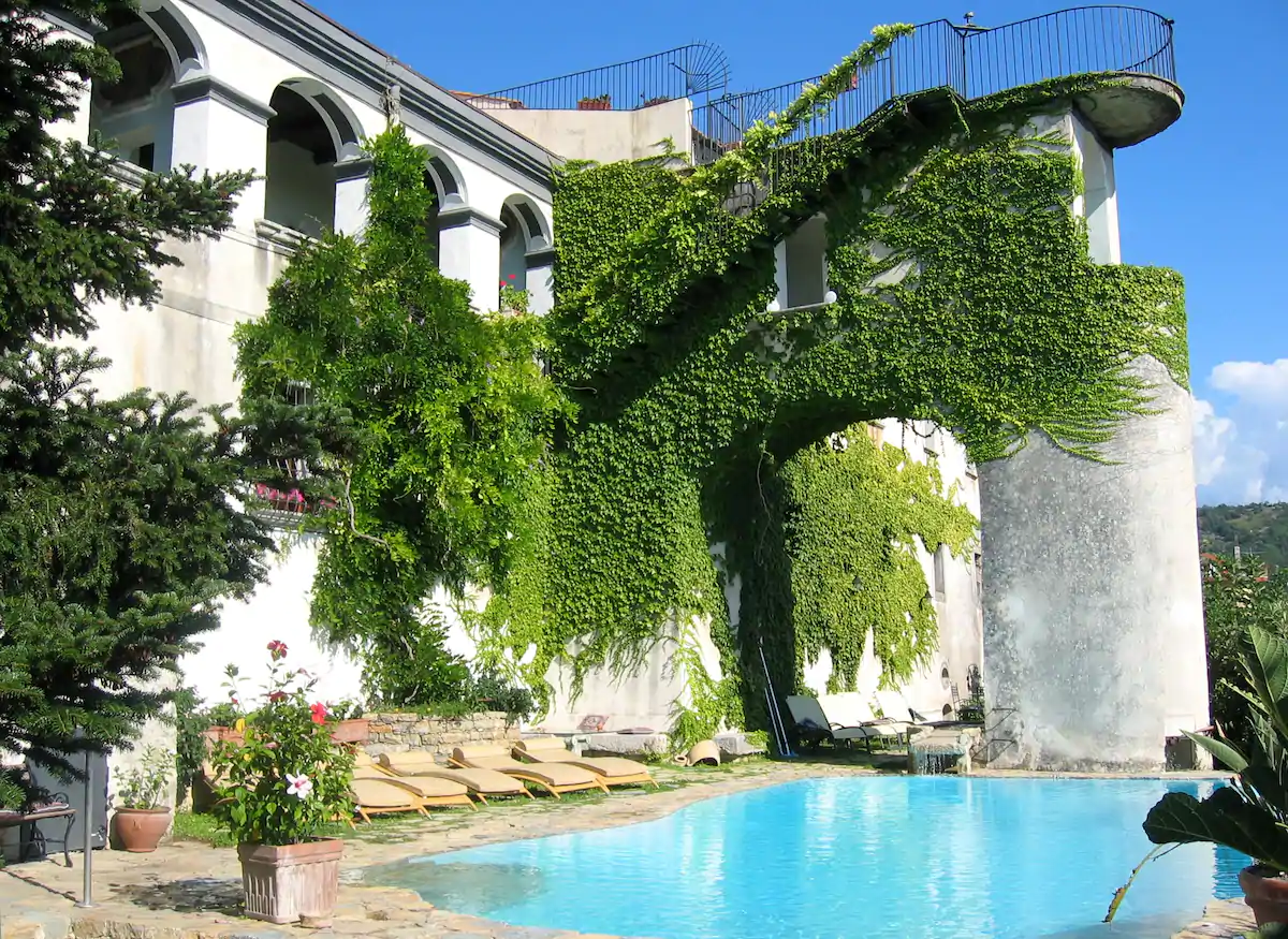 Huge Airbnb in Italy covered in vines.