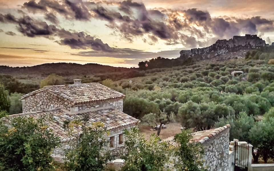 photo of le maze de charm des Baux de Provence, one of the best airbnbs in France 