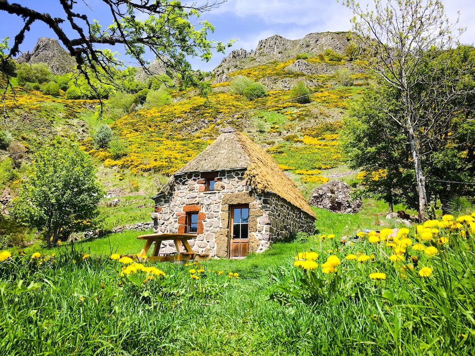 photo of the thatched cottage 