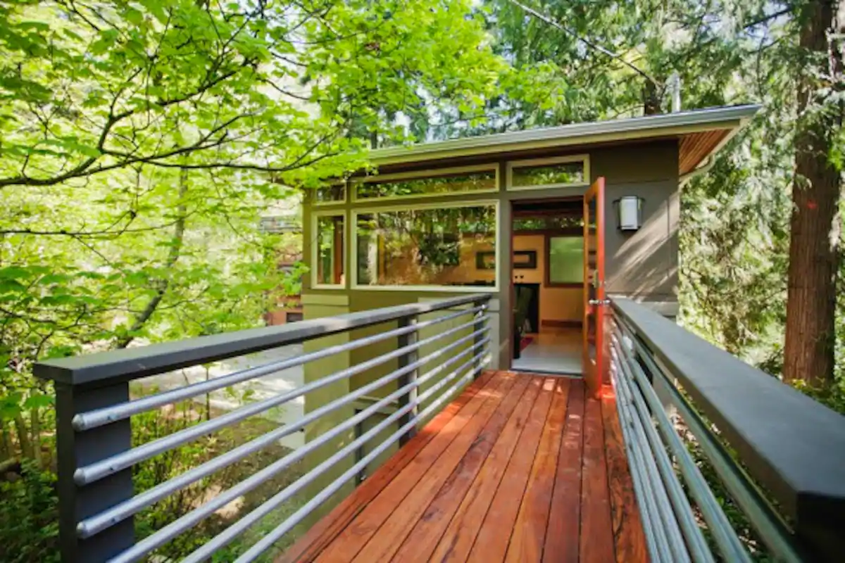 picture of an urban treehouse airbnb