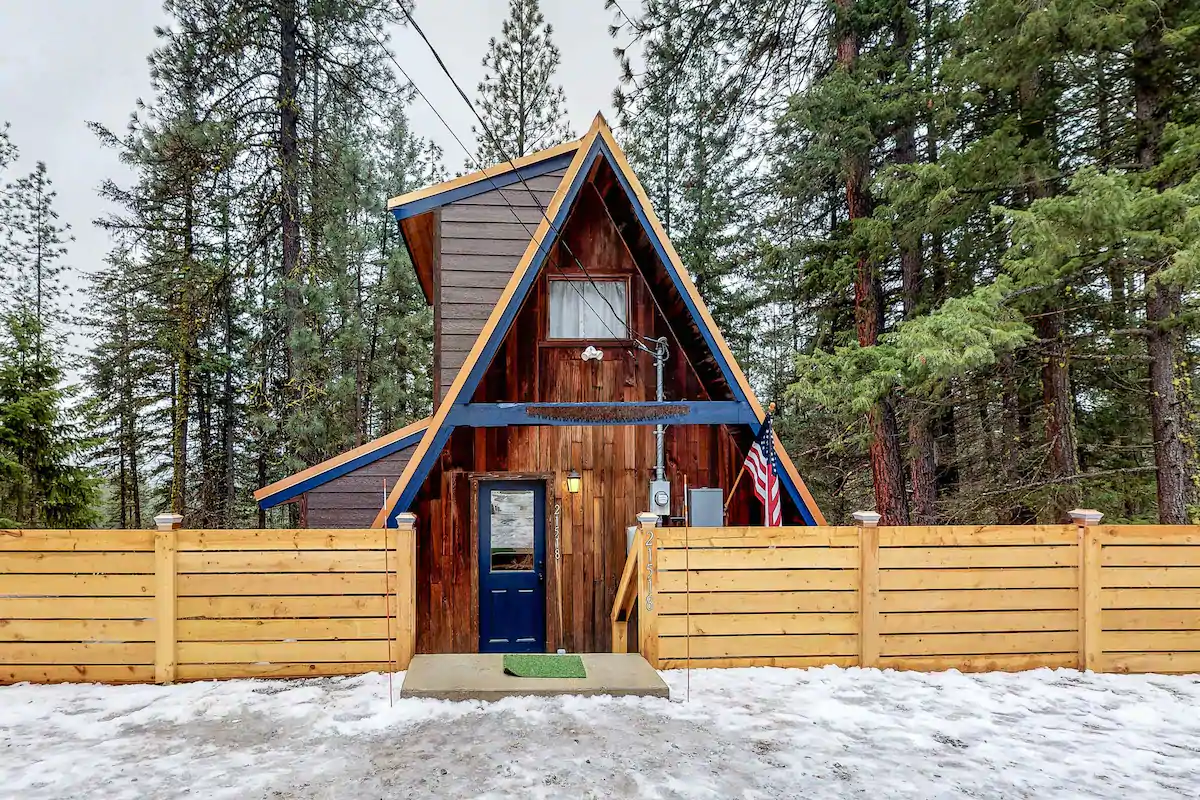 Dog-friendly cabin with hot tub in the Pacific Northwest
