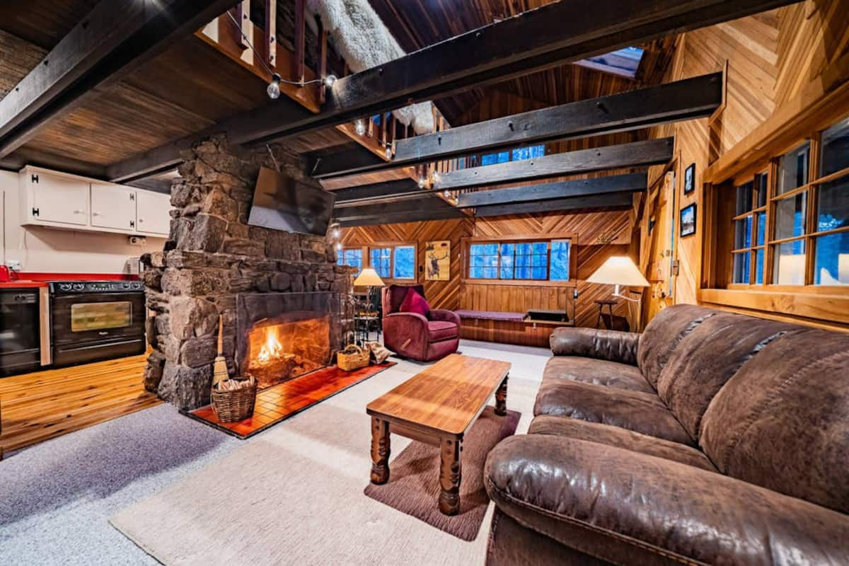 beautiful photo of a cabin rental in estes park