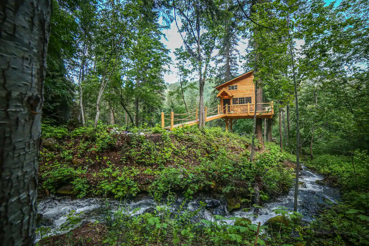 The Hansel Creek Gust Tree House is one of the best cabins in the PNW!