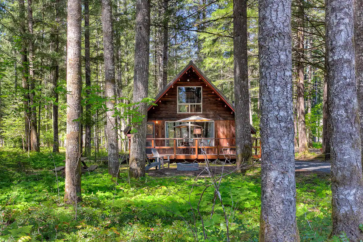Knotty Cedars Retreat is one of the best Airbnbs in Washington.