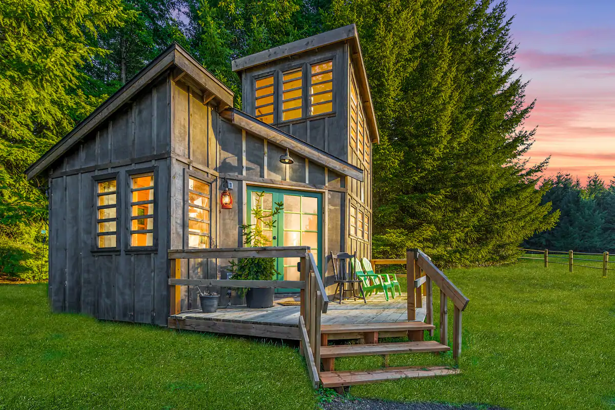 The Baker is a charming Airbnb cabin the the Pacific Northwest.