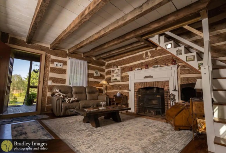 Classic cozy cabin in Maryland with large fireplace
