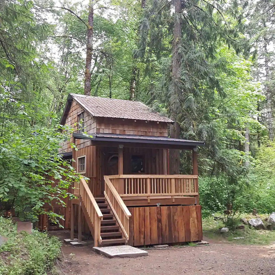 View of the exterior of the Luxe Mt. Hood Cabin. The cabin features cedar plank and is one of the best cabins in Oregon. 