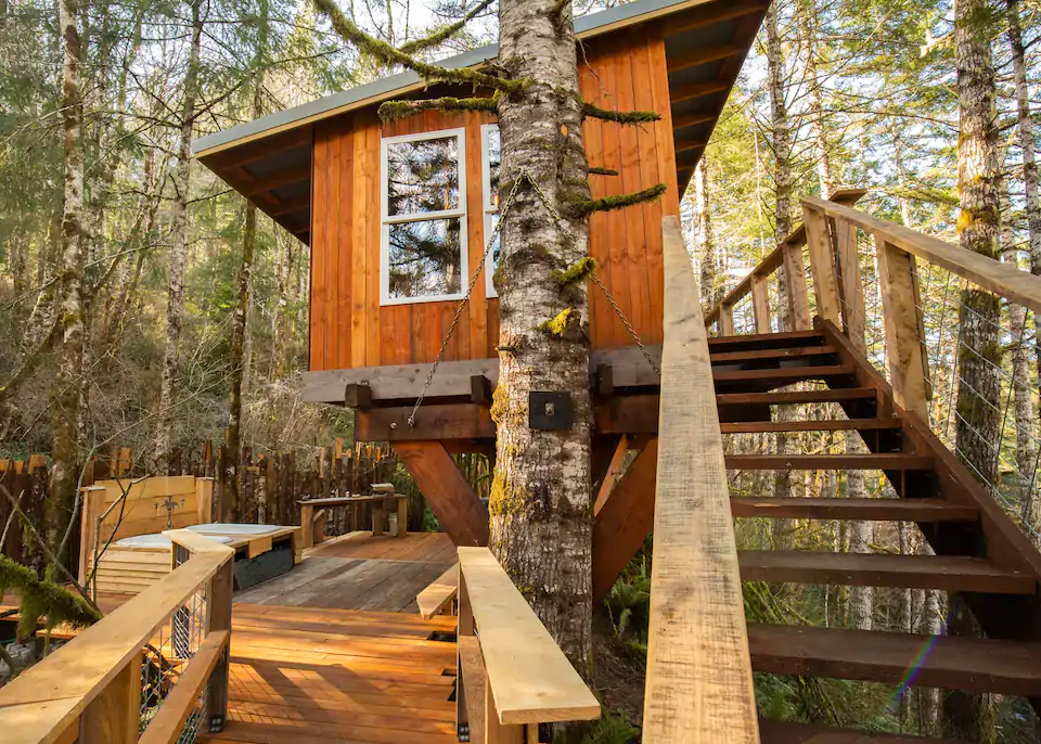 Photo of the Heartland Treehouse from the outside that shows its amazing outdoor bathtubs. The Heartland Treehouse is one of the best cabins in Oregon. 