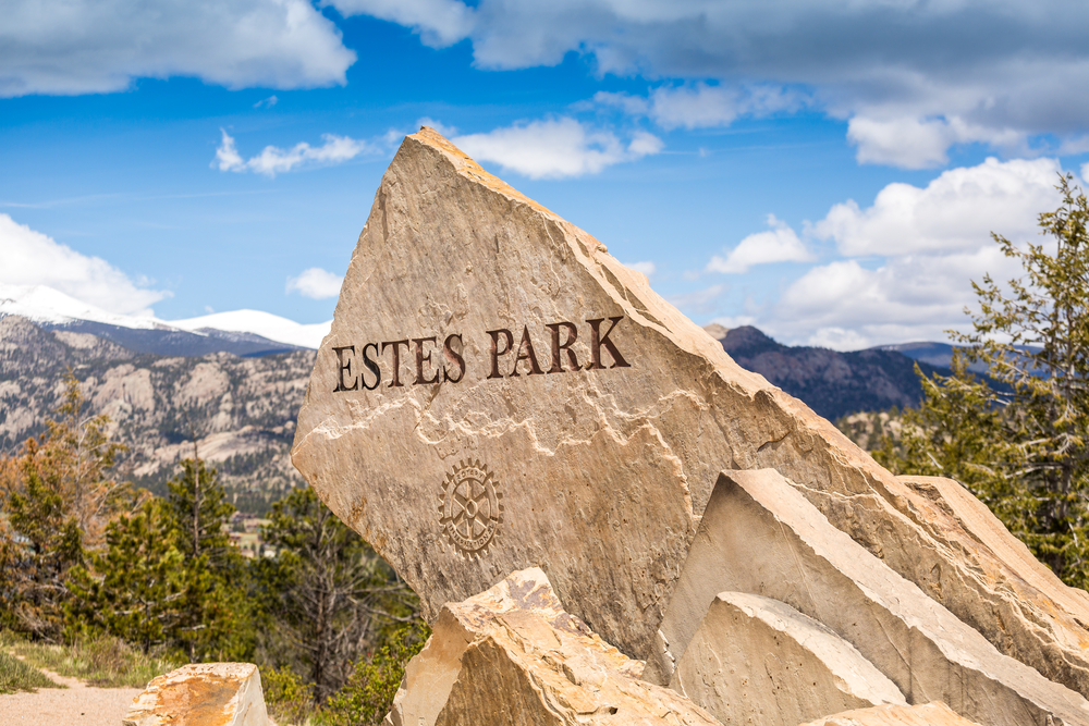 a photo of the estes park sign, a cool estes park attraction