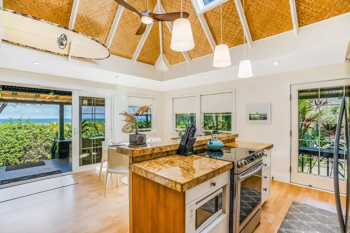 Open concept waterfront airbnb in Hanalei