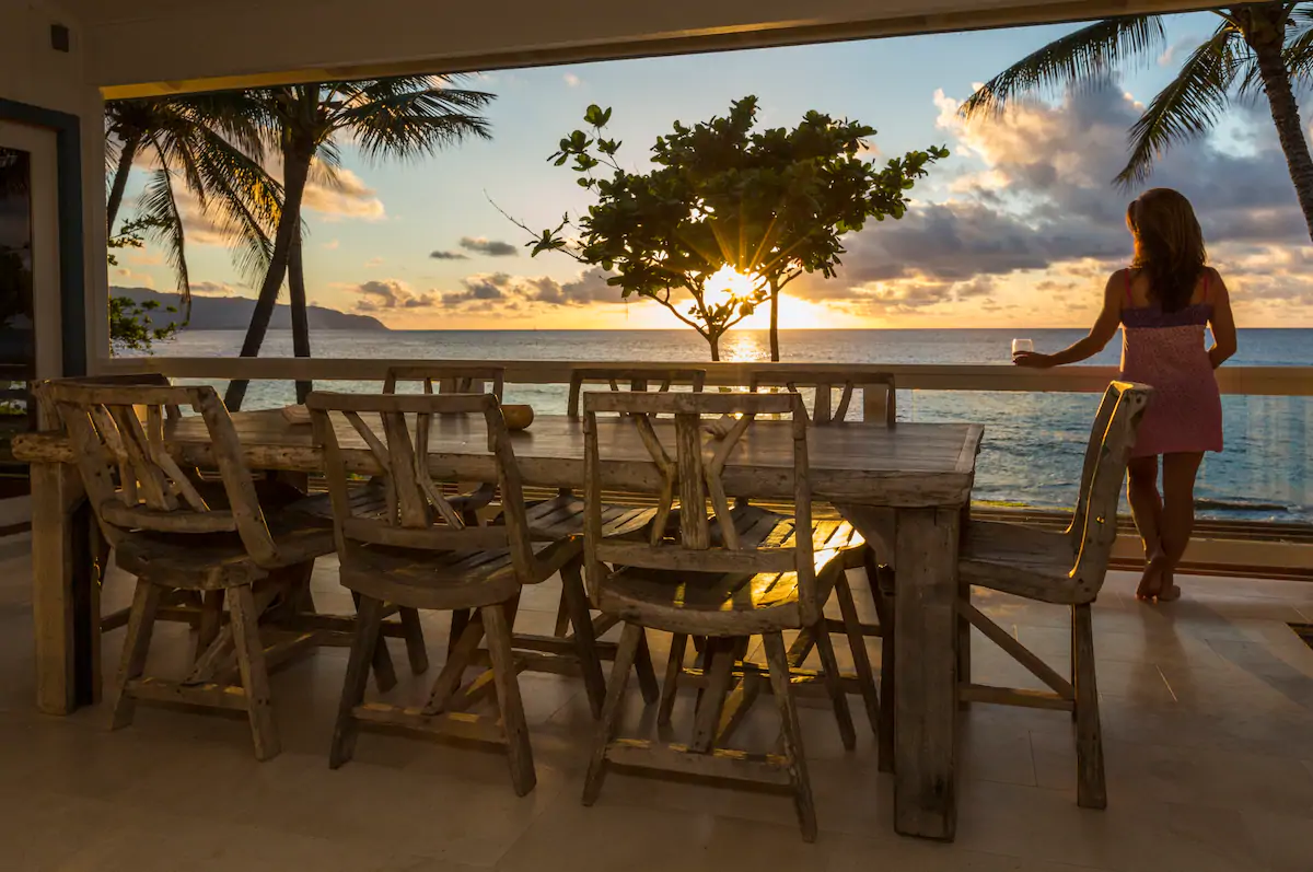 Outdoor dining in Oahu Airbnb