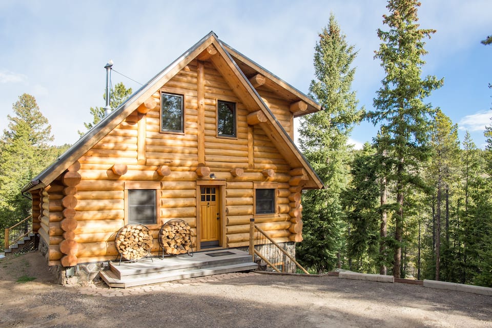 a photo of one of the best log cabins in Colorado