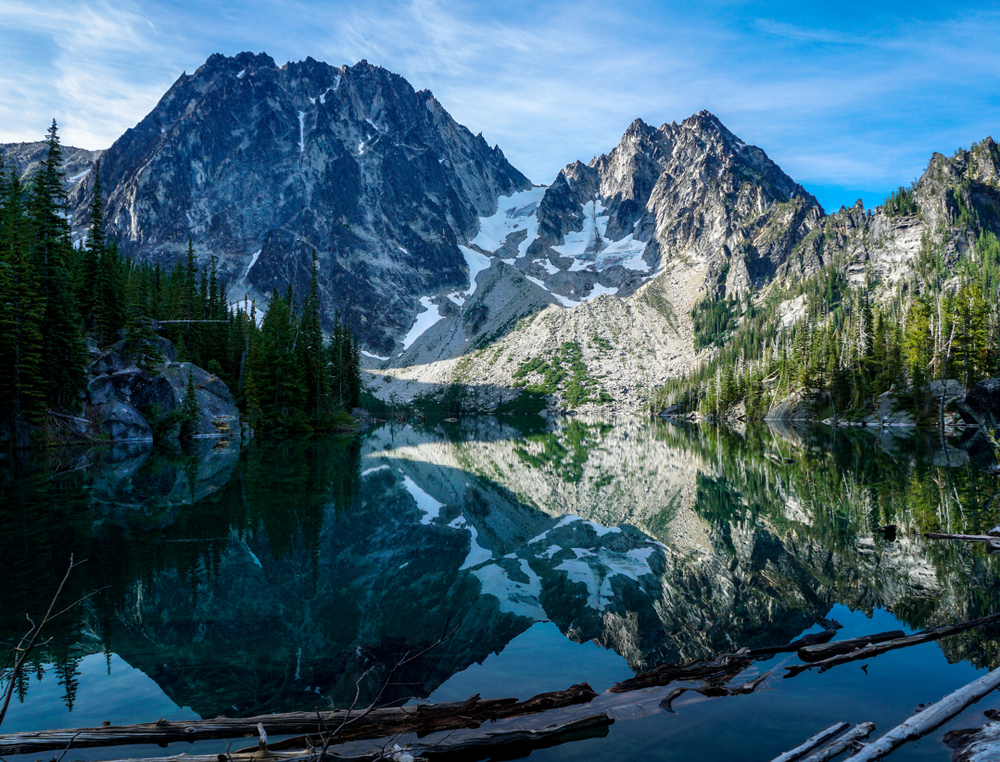 A large mountain range with a lake in front of it in Washington state