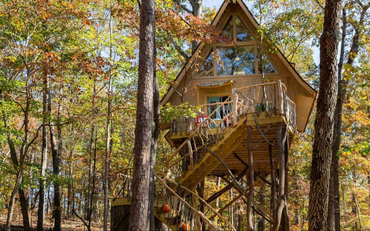 Treehouses in Georgia high off the ground