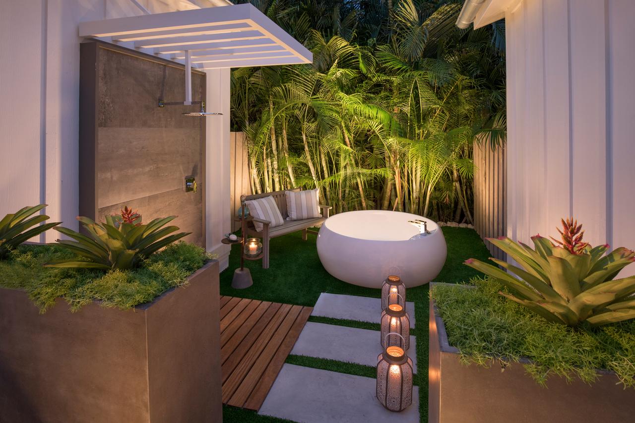 photo of the key largos bungalow resort bathtub at sunset with lanterns along the pathway