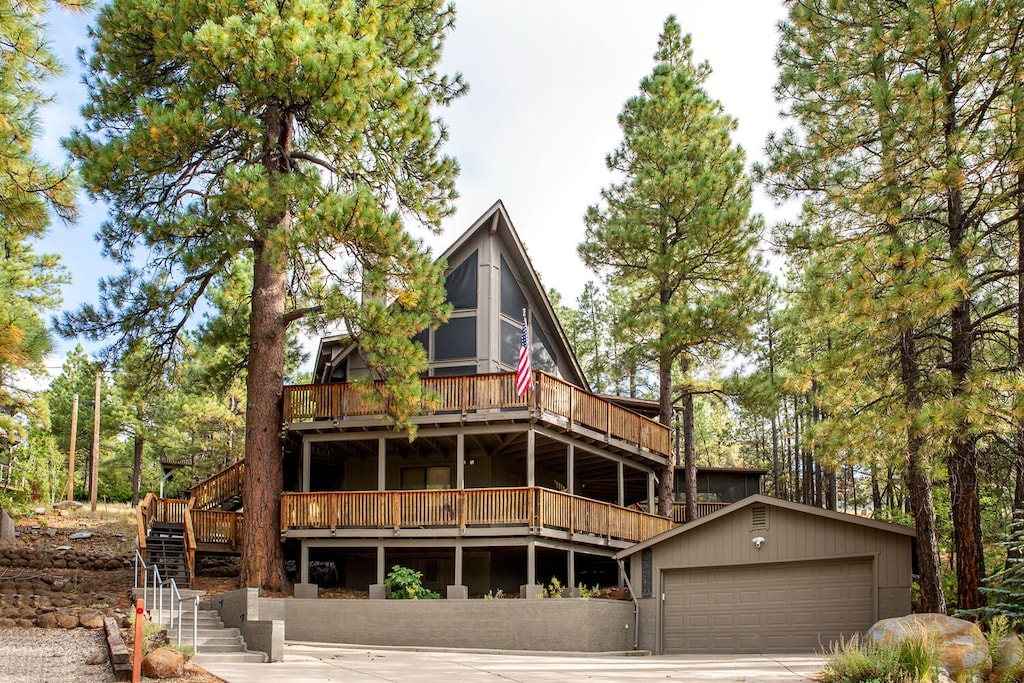 the Pinewood Treehouse Chalet is one of the best cabins in Arizona