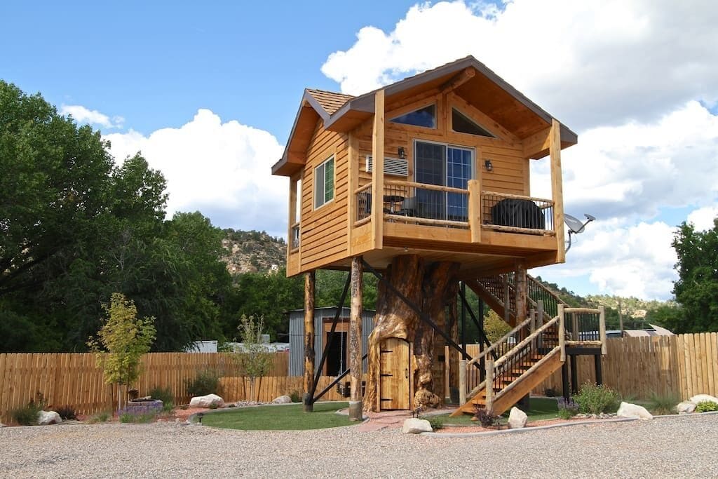 a photo of the treehouse at the escape one of the best utah cabins