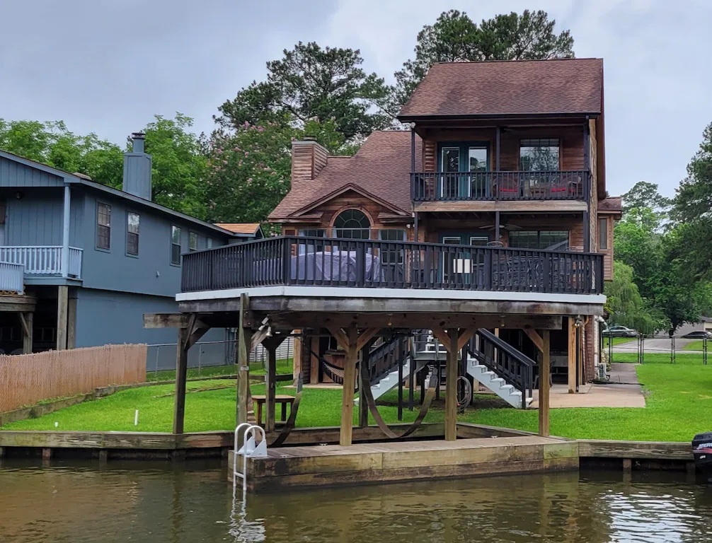 a photo of a lake conroe lodge one of the best lake cabins in texas