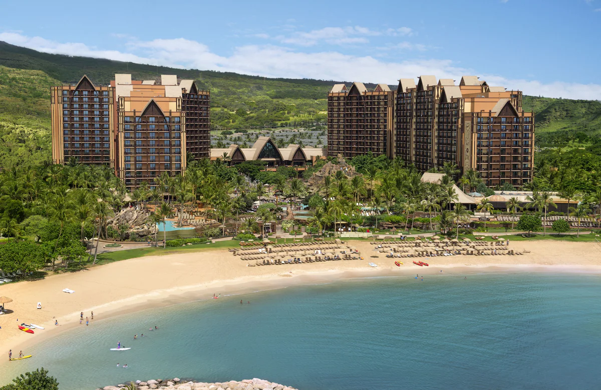 hotel by the sea with a huge white beach in Hawaii 