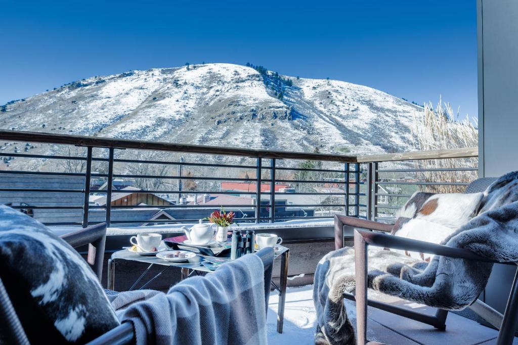 A private balcony at one of the best luxury hotels in the USA that looks out at a snow covered mountain. 