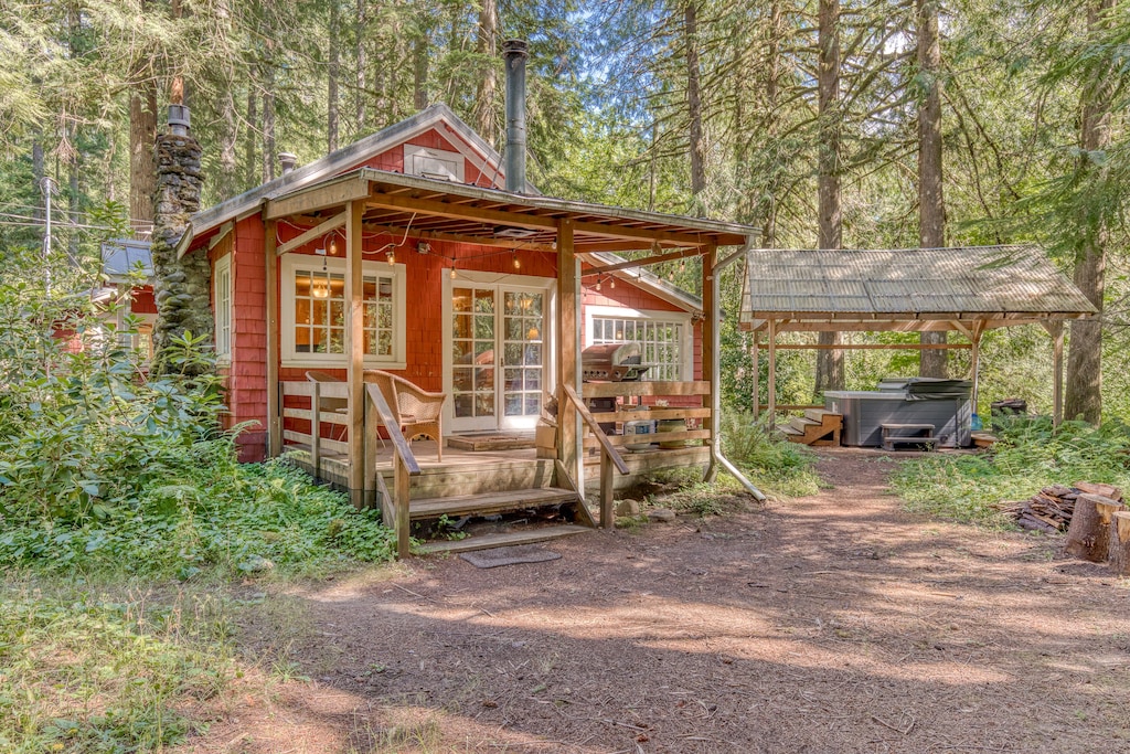 photo of the outside of the cedars cabin with the hot tub visible