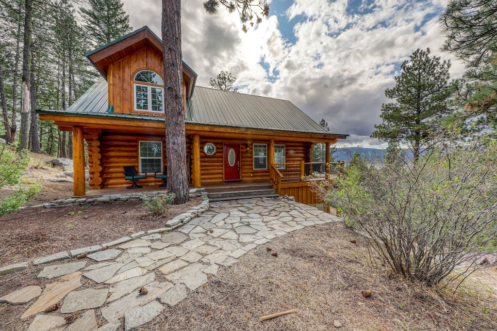 exterior of a super cute log cabin in Idaho