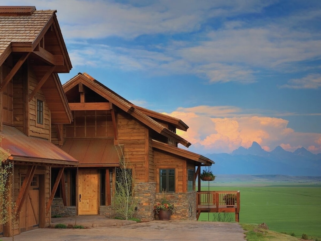 exterior view of this luxury cabin in Idaho 