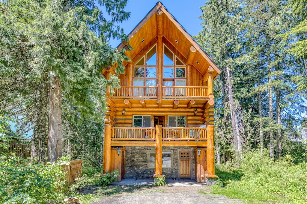 View of the impressively large log cabin exterior of the Skiing Bear Chalet 