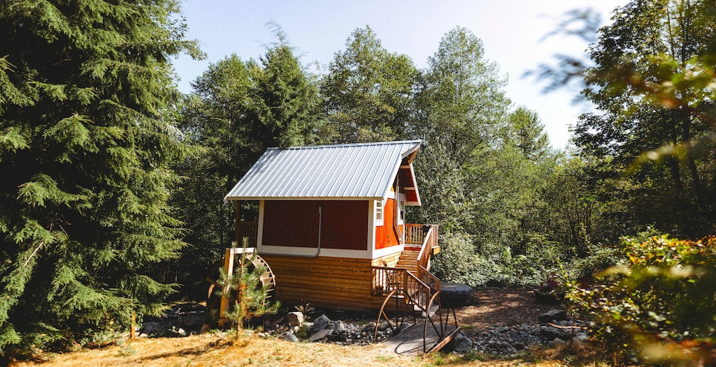 view of the mill wheel and small cabin of this VRBO in Washington