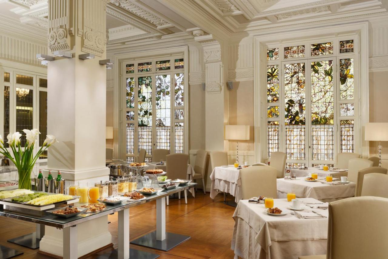 Elegant dining area with a buffet breakfast and stained glass windows at Brunelleschi Hotel.