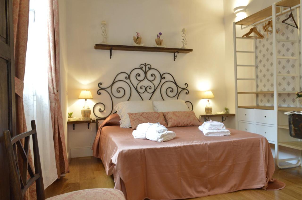 The bedroom at Nido de' Pitti with clothing storage and cute decor.