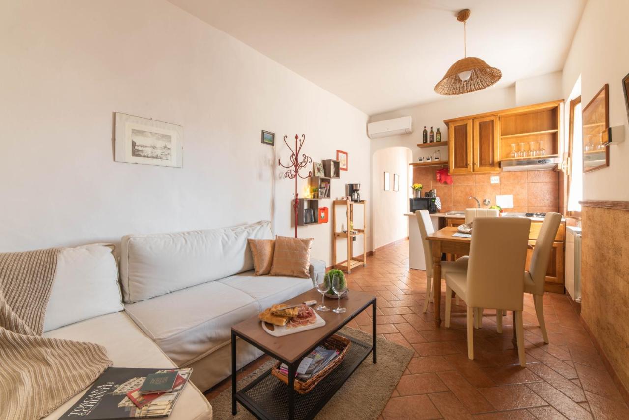 Kitchen and sitting area in Piccolo Iris Firenze apartment.