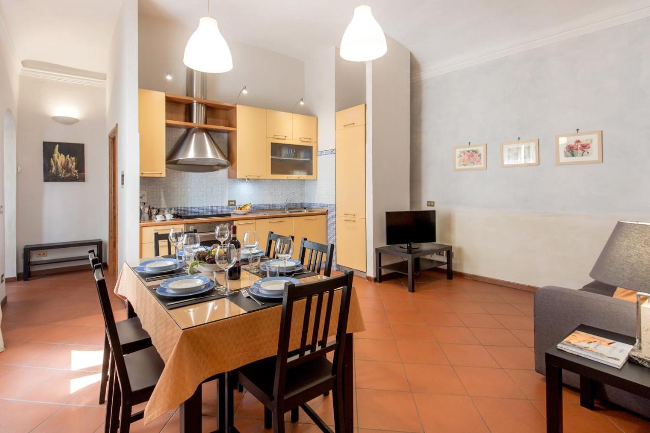 Kitchen and dining area in the San Lorenzo Five Senses apartment.