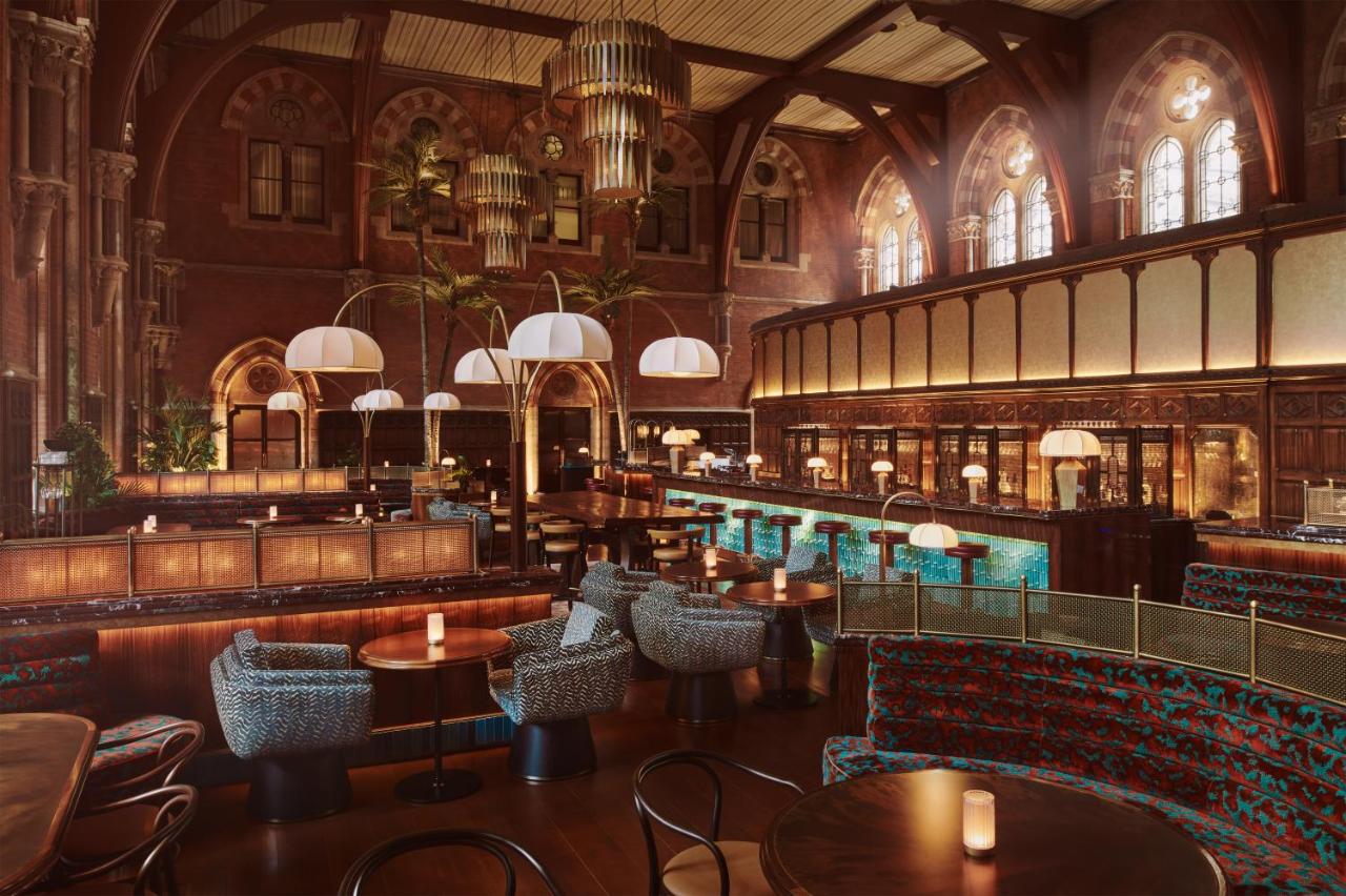 Large, wood-paneled lounge and bar at the St. Pancras Renaissance Hotel.