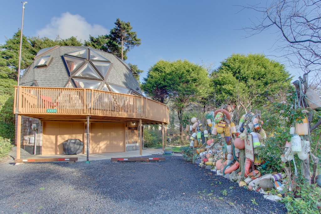 The exterior of this Oregon geodesic dome, one of the best cabins in the pacific northwest.