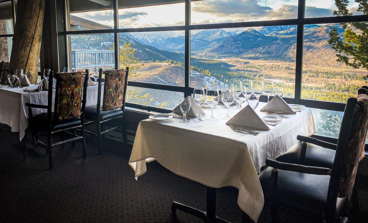 A dining room at one of the best resorts on the West Coast that has sweeping views of a mountain range