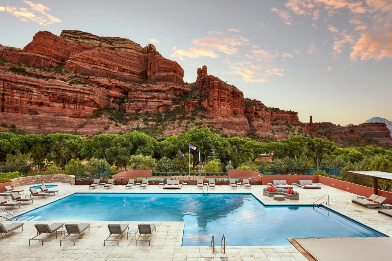 the towering red rocks of Sedona behind the pool at the Enchantment Resort Sedona