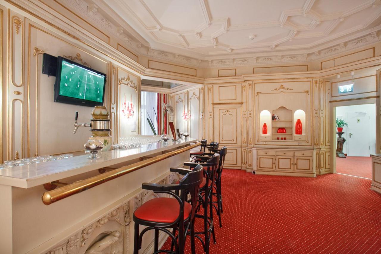 Bar in the AZIMUT Hotel with fancy walls and ceiling.