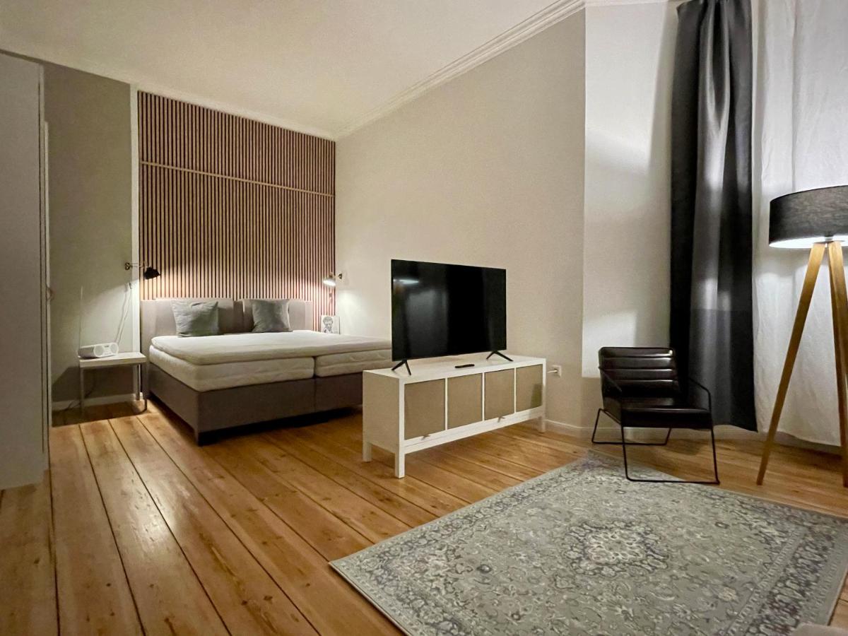 Apartment with double bed and TV.