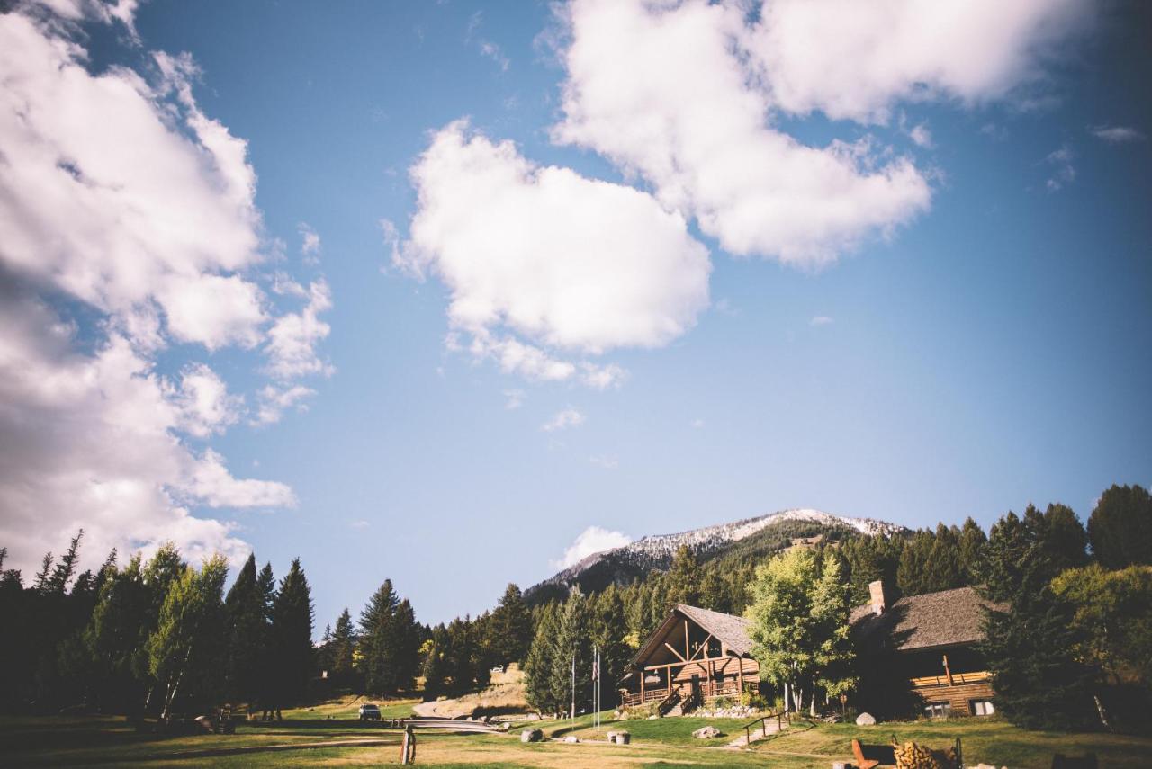 The view of a large lodge in the mountains of Montana on a sunny day