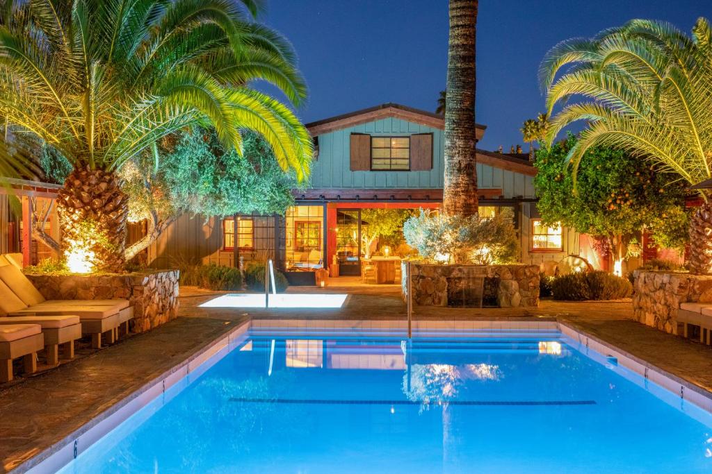 A hotel pool in front of a quaint lobby at the Sparrows hotel which is one of the Adults-Only Resorts In The USA 