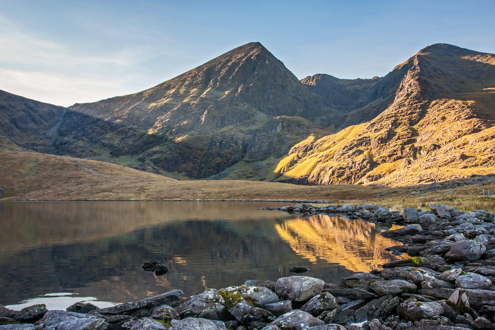 The Carrauntoohil mountin towering over a lake.