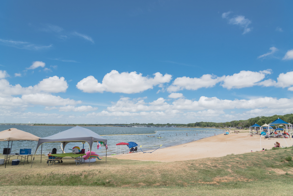 With soft sand, calm waves, and a long coastline, Texas actually has some of the best beach camping in the USA. 