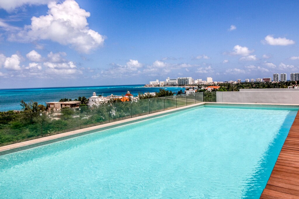 View of the amazing rooftop pool of the Ocean View studio. You can see the ocean and all the skyscrapers of downtown, this is one of the best airbnbs in downtown Cancun