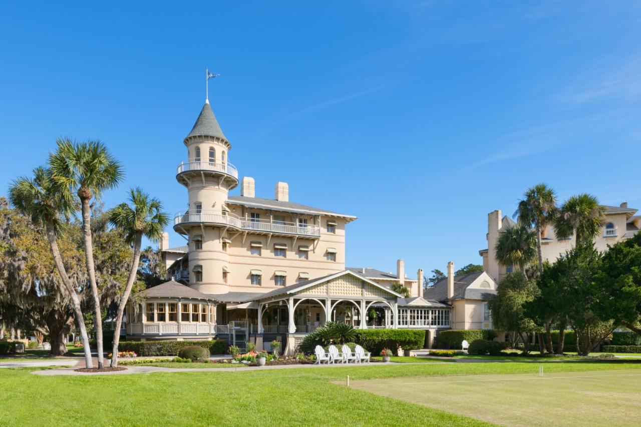 a massive building with cool arches on the porch and circular areas of additional buildings, and a turret! One of the resorts in georgia's staple feature!