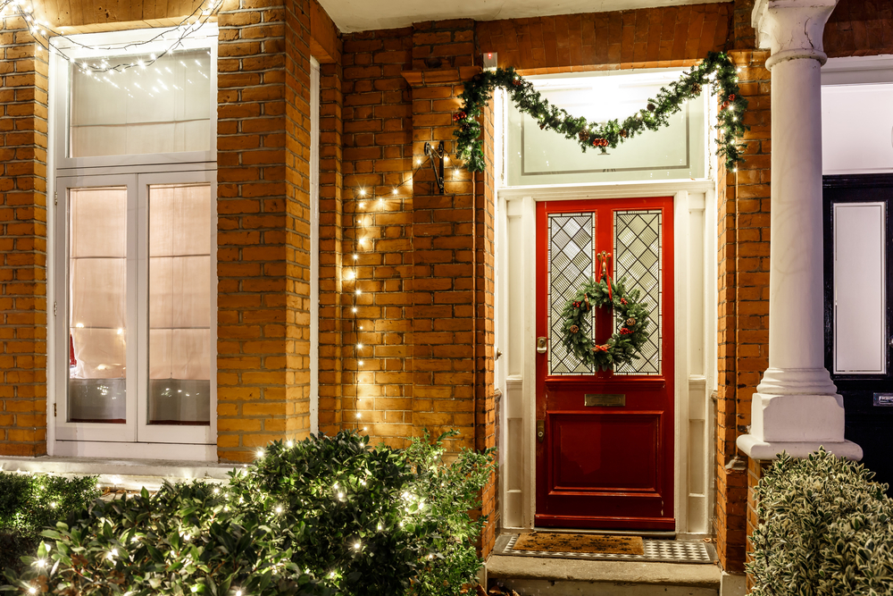 Exterior of Victorian style home decorated for the holidays in Amelia Island, one of the best places to spend Christmas in Florida. 