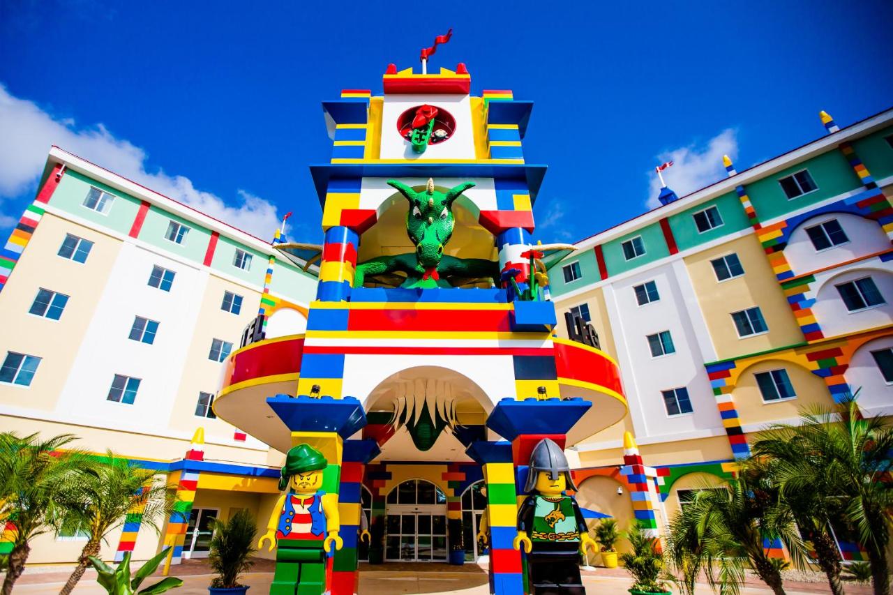 The front of the Legoland resort themes itself appropriately, designed with huge lego bricks, people, dragon, and colors galore!
